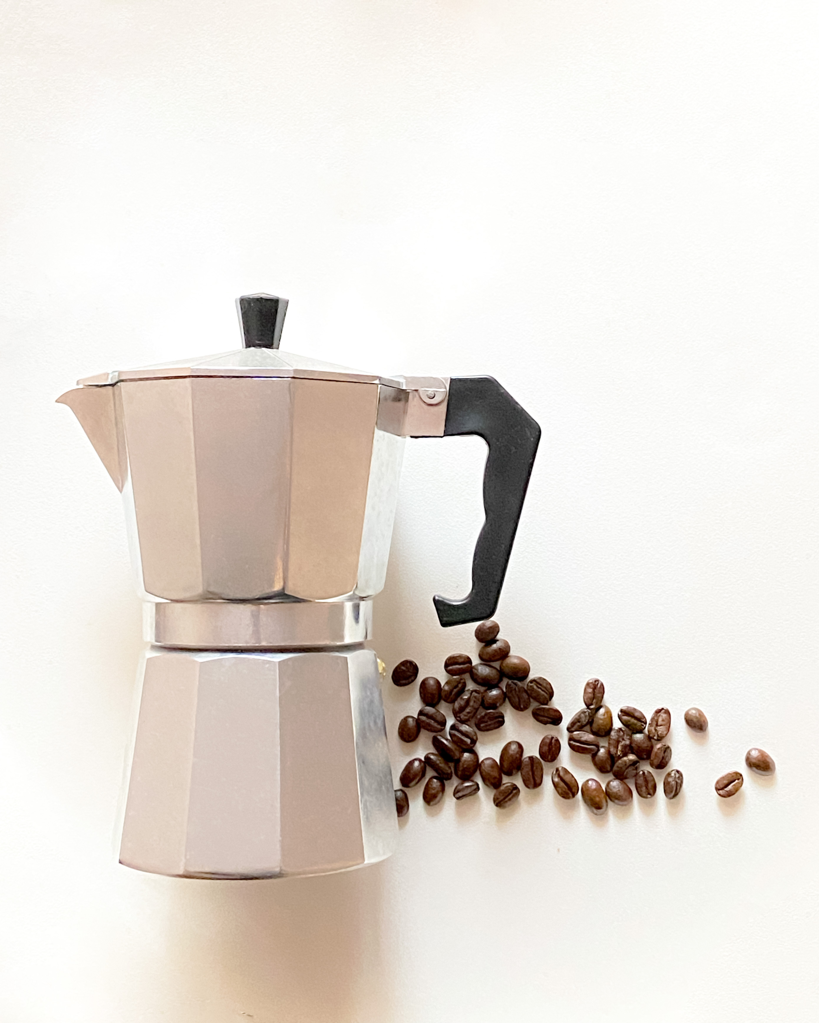 moka pot coffee maker with coffee beans by Avanços Coffee.
